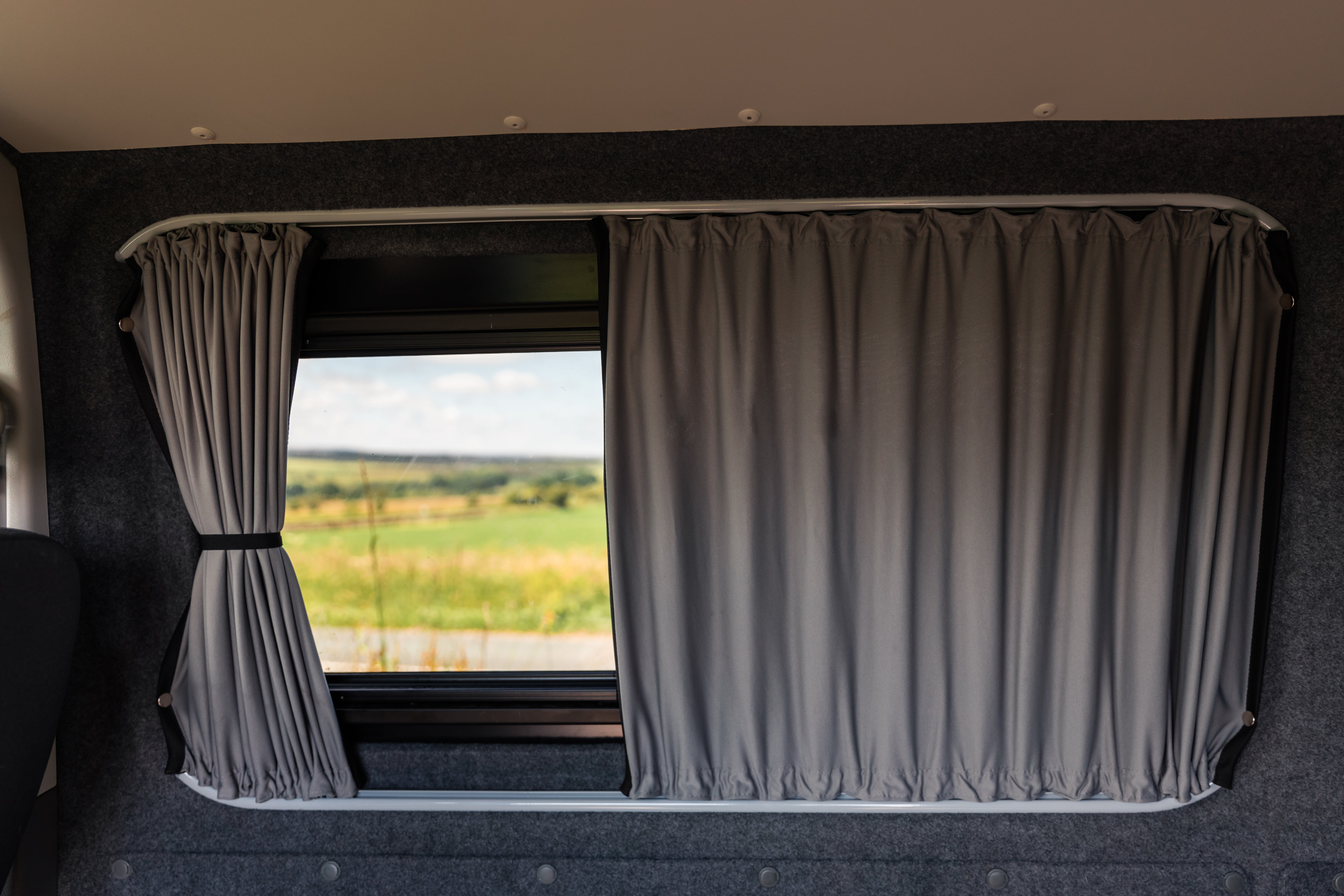 Right Centre Window Curtain Kit - Premium Blackout - Vauxhall Vivaro (2014-2018), Renault Trafic (2014 - Present) & Other X82 Vans
